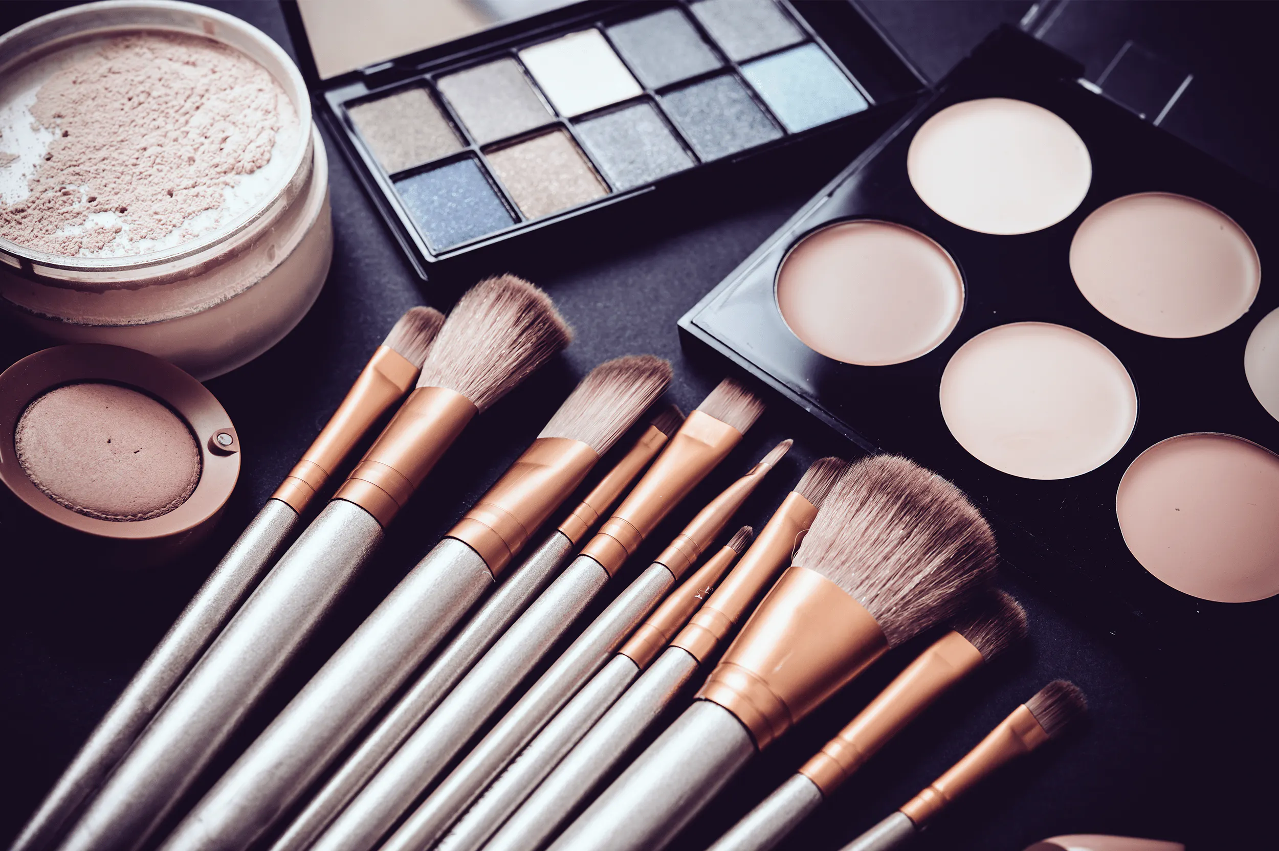 Brochas de maquillaje, paletas de colores y bases de maquillaje